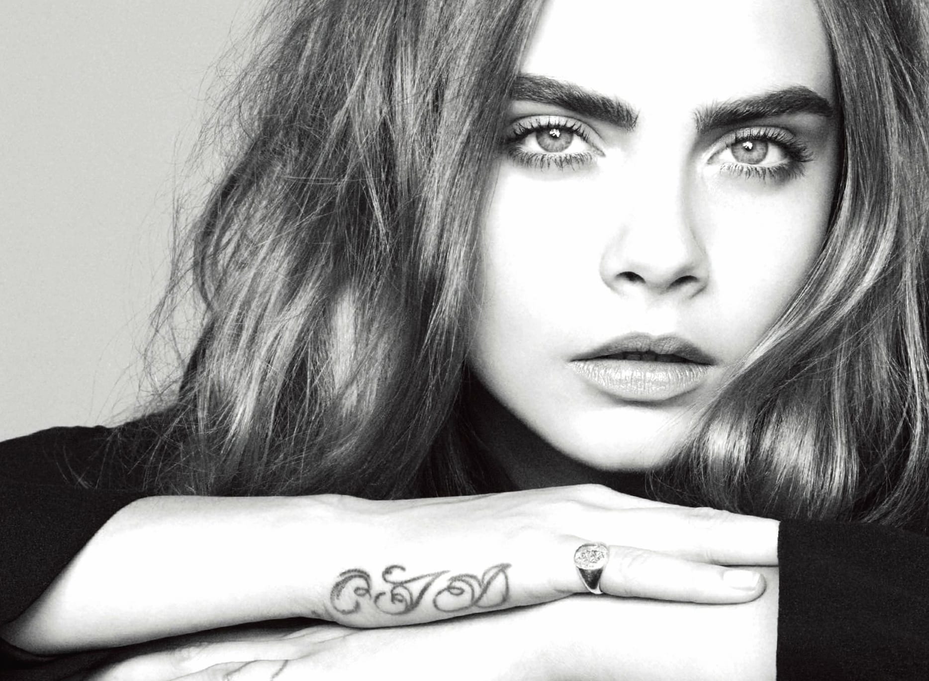 Stunning Cara Delevingne at 1024 x 1024 iPad size wallpapers HD quality