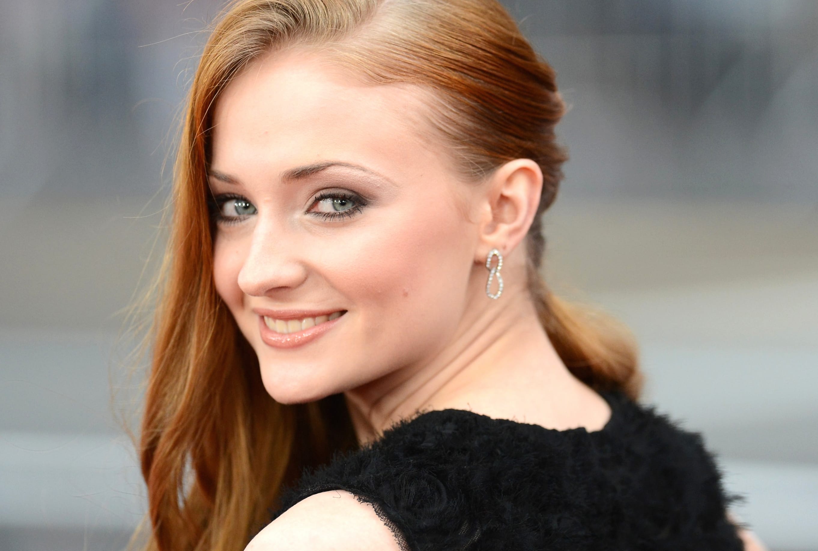 Stunning of a Redhead Actress with Blue Eyes at 640 x 960 iPhone 4 size wallpapers HD quality