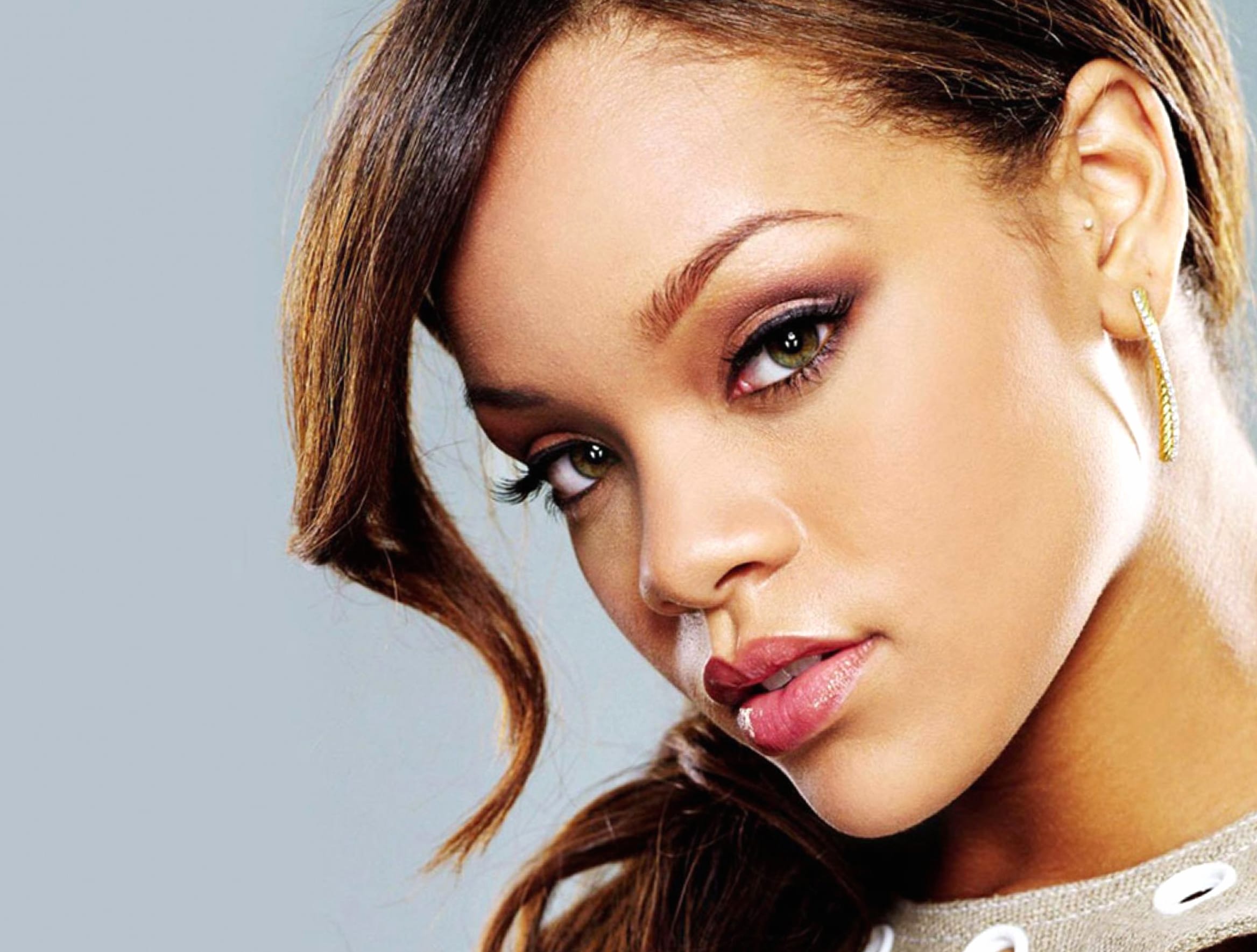 Stunning of Rihanna A Music Icon at 640 x 960 iPhone 4 size wallpapers HD quality