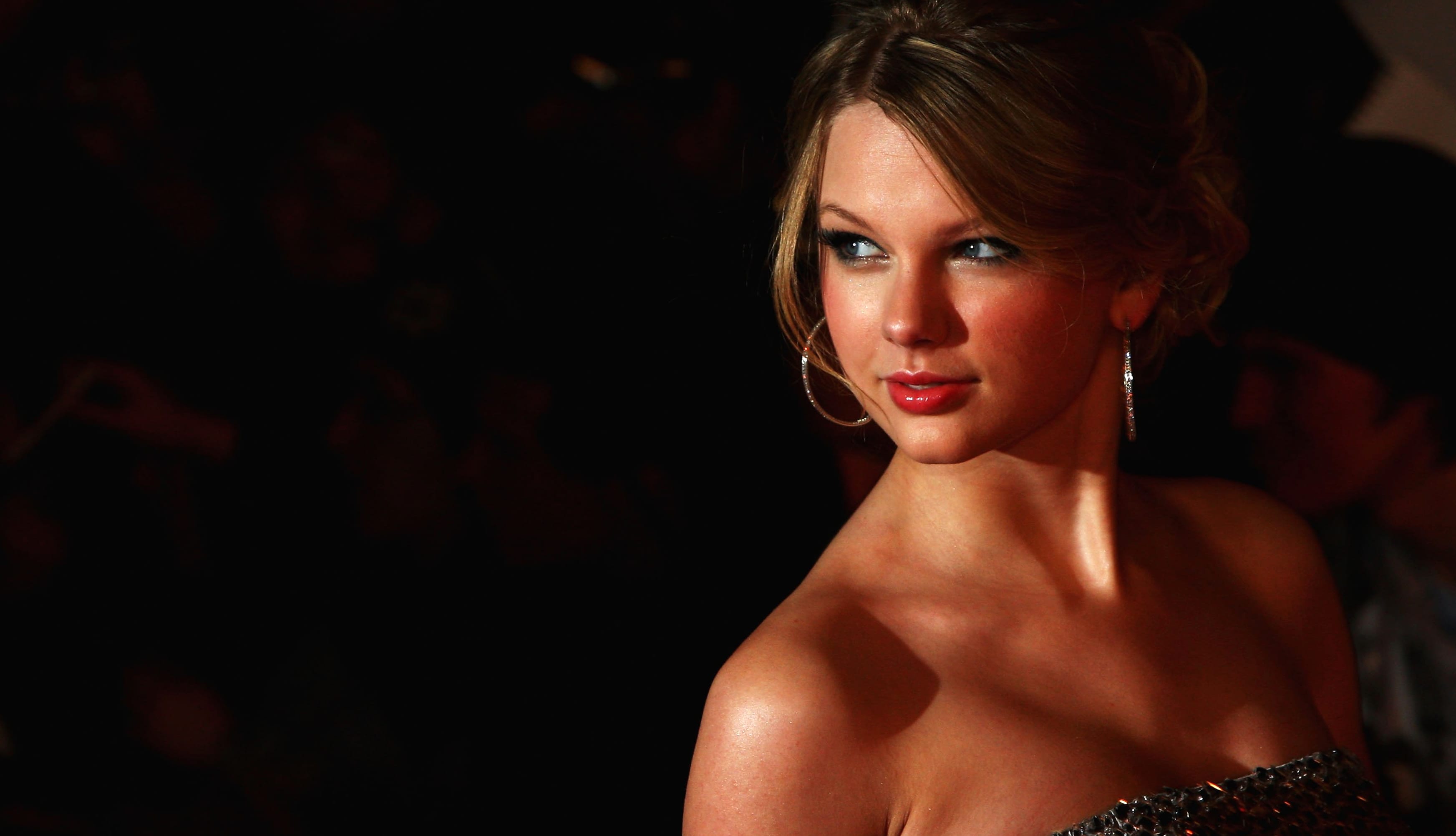 Taylor Swift American Singer with Blonde Elegance wallpapers HD quality