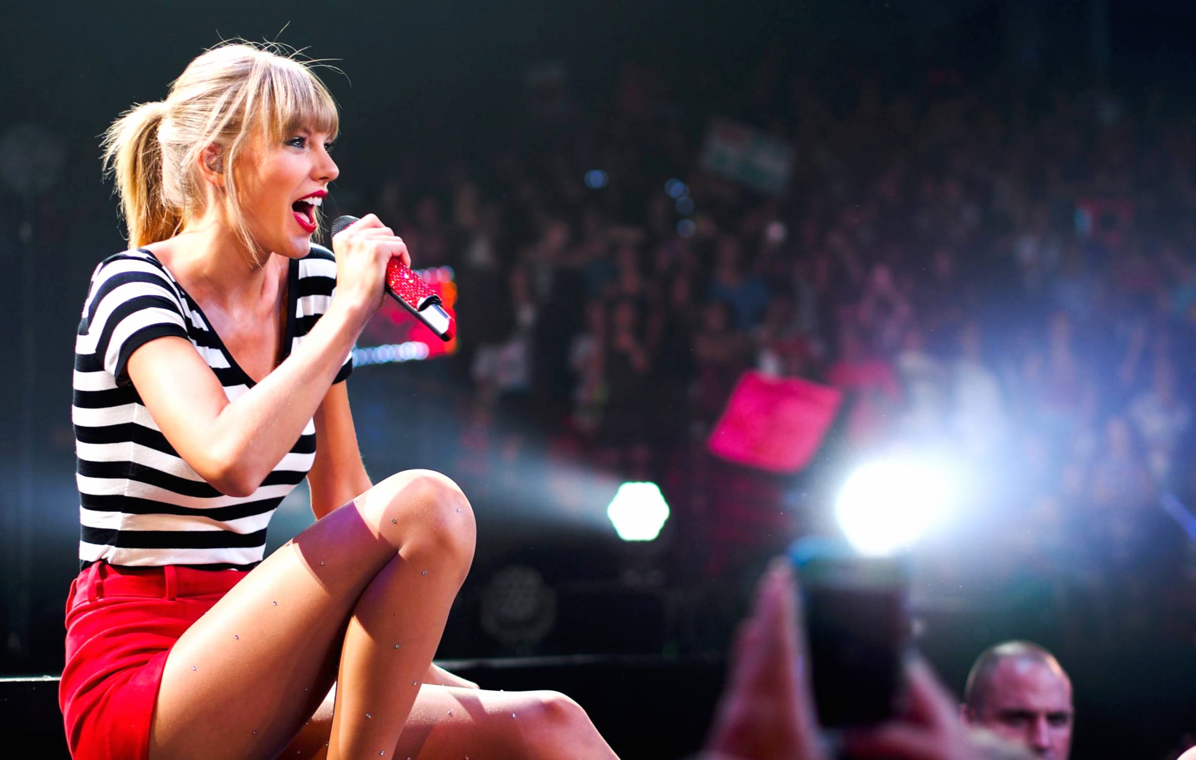 Taylor Swift Captivating Music Moments at 1152 x 864 size wallpapers HD quality