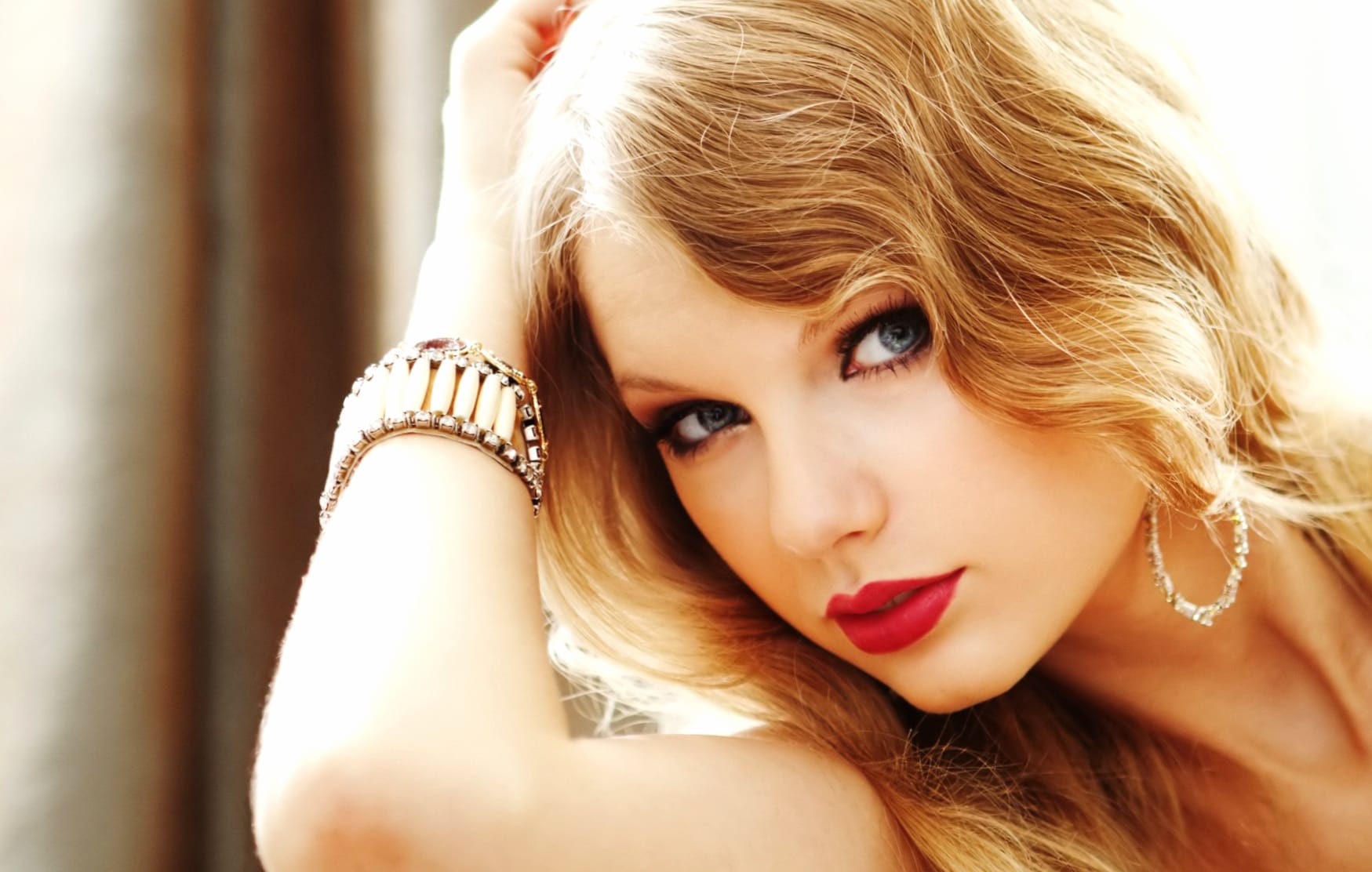 Taylor Swift Music Icon in Focus at 750 x 1334 iPhone 6 size wallpapers HD quality