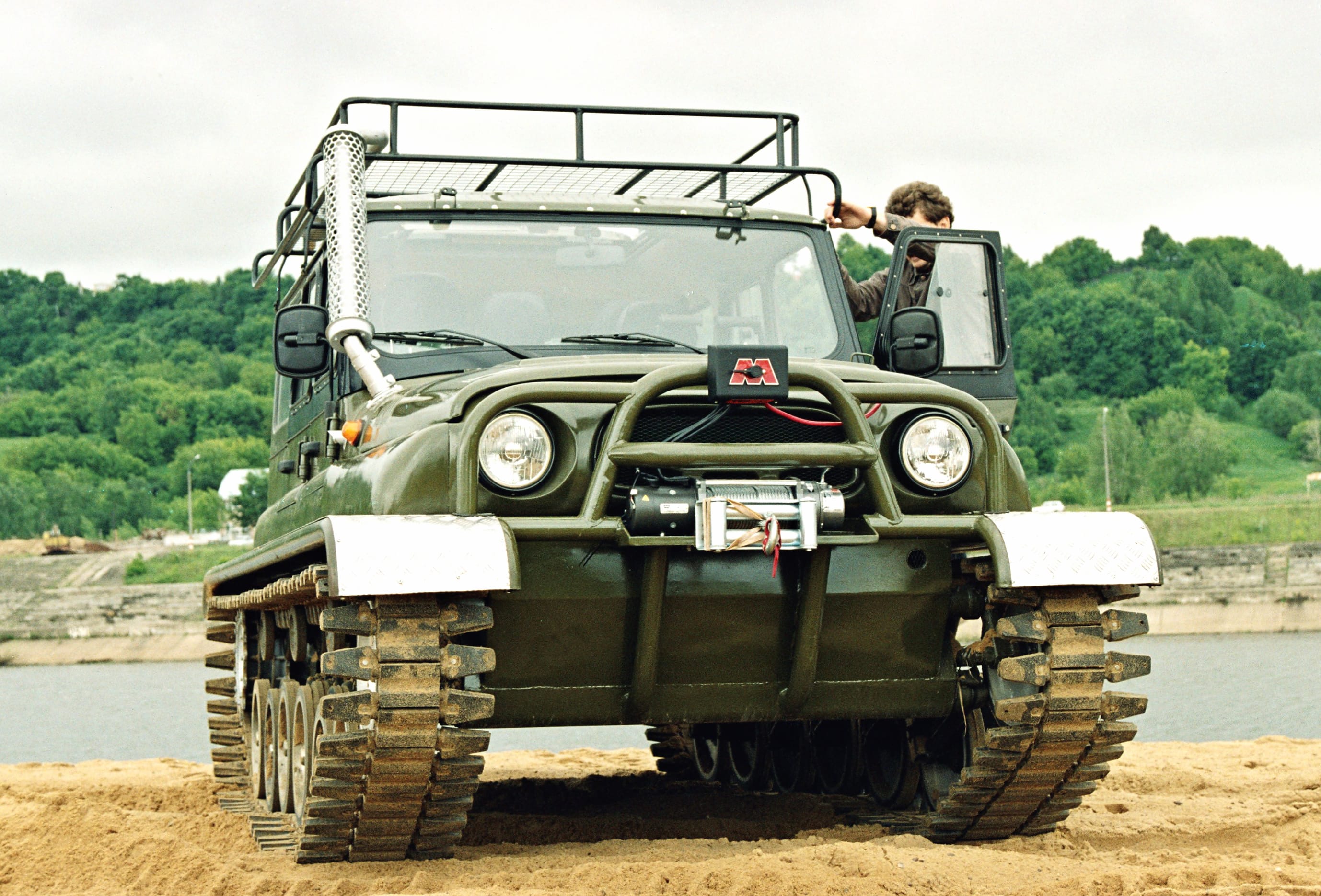 UAZ Off-Road Adventure for Thrill Seekers at 1280 x 960 size wallpapers HD quality