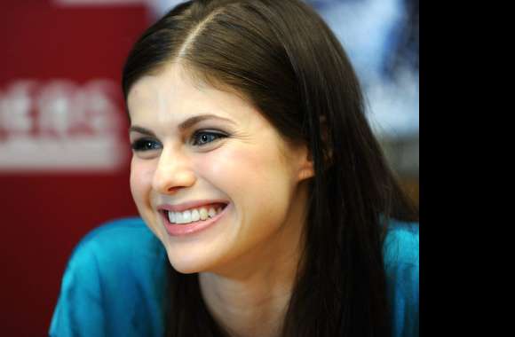 HD Wallpaper of Alexandra Daddario Smiling Brightly