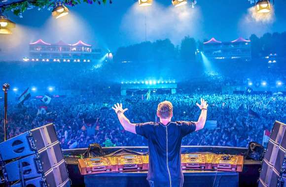 HD Wallpaper of DJ Hardwell at a Festival Music in Motion