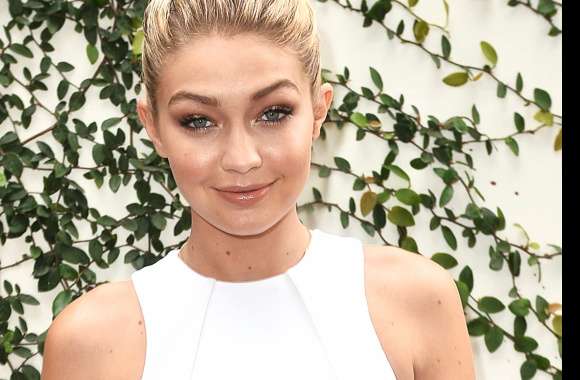 HD Wallpaper of Gigi Hadid Blonde Beauty with Captivating Green Eyes