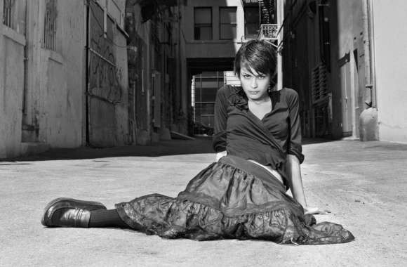 Shannyn Sossamon Striking Urban Elegance