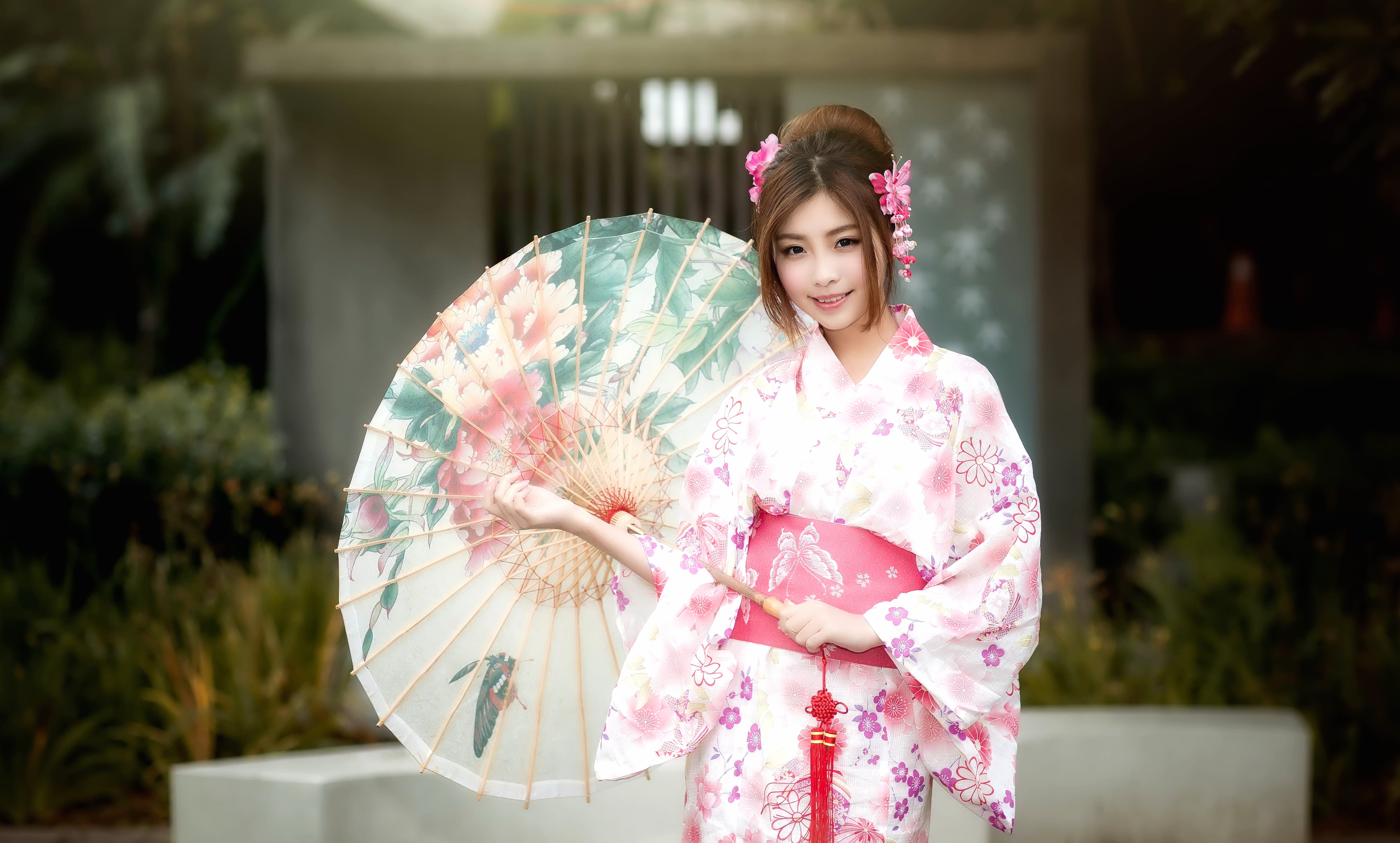 4K Ultra HD Oriental Beauty in Kimono with Umbrella wallpapers HD quality