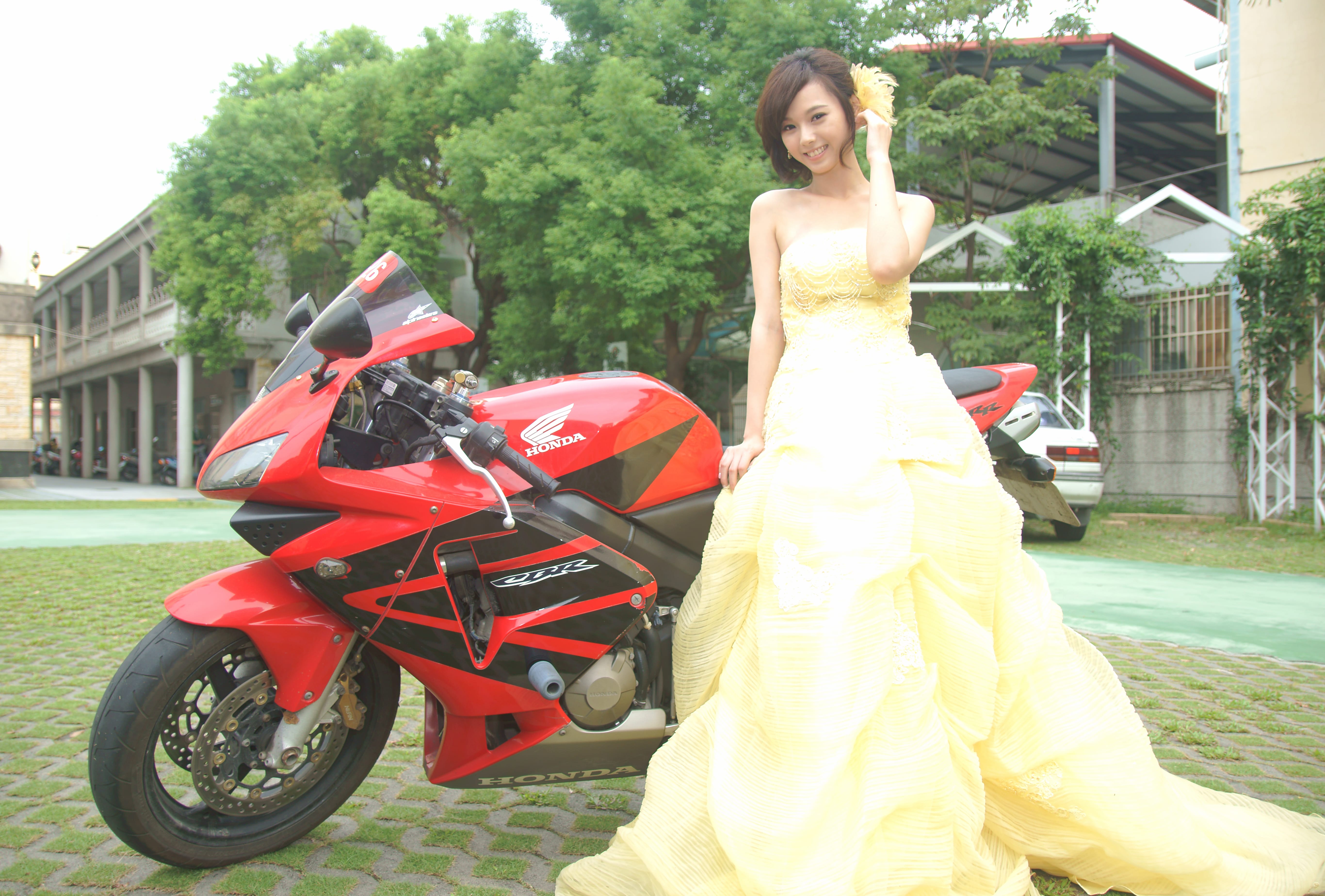 4K Ultra HD Taiwanese Bride with Honda Model Wallpaper wallpapers HD quality