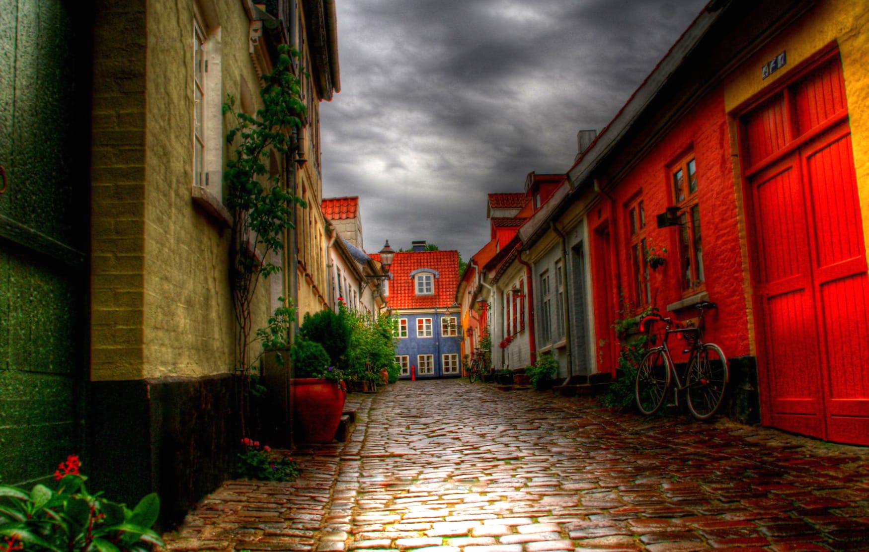 Charming Alleyway HDR wallpapers HD quality