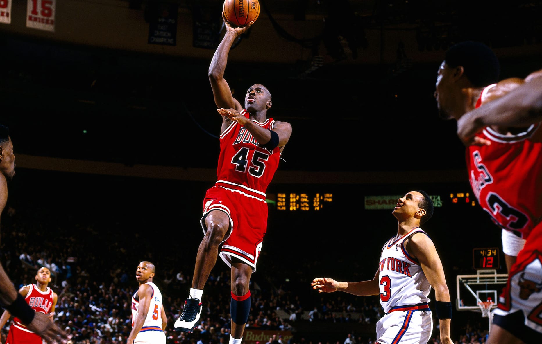 Chicago Bulls Legend Action Shot - HD Basketball Wallpaper at 320 x 480 iPhone size wallpapers HD quality