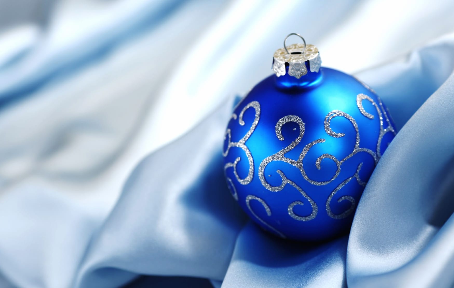 Elegant Blue Bauble A Holiday at 1600 x 1200 size wallpapers HD quality