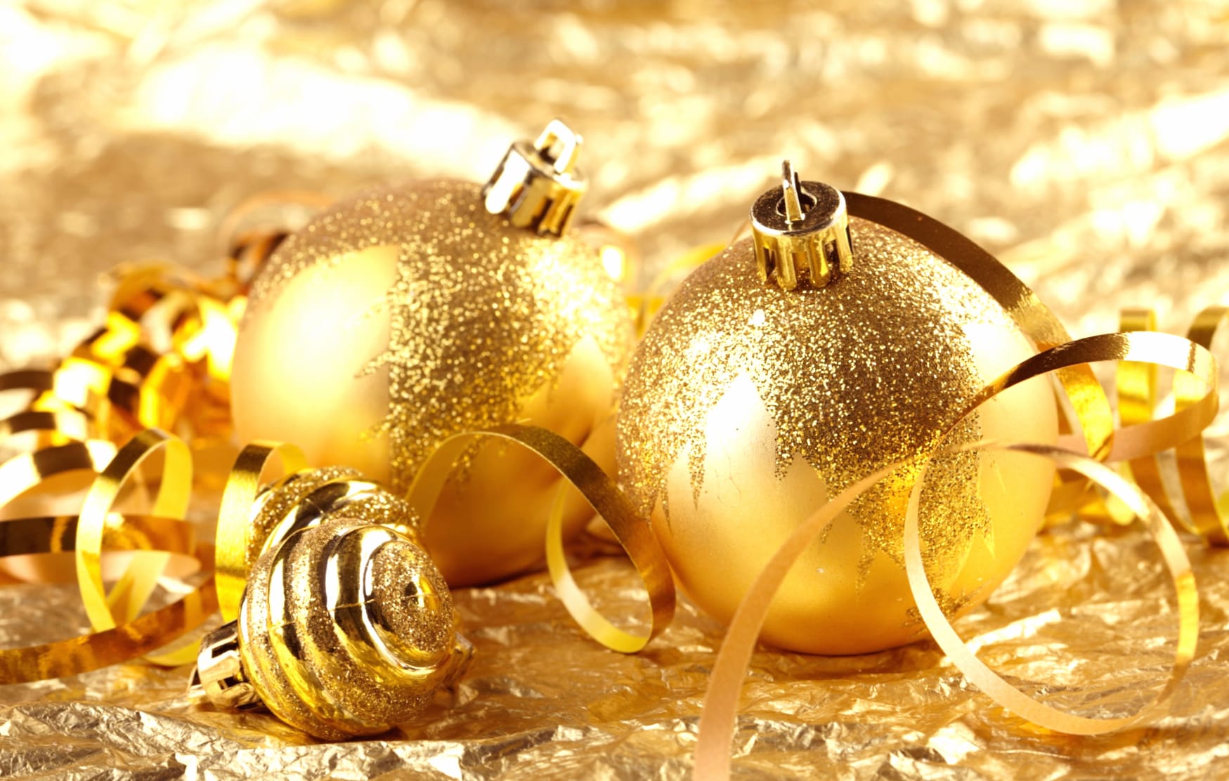 Golden Christmas Ornaments for a Festive Holiday Touch wallpapers HD quality