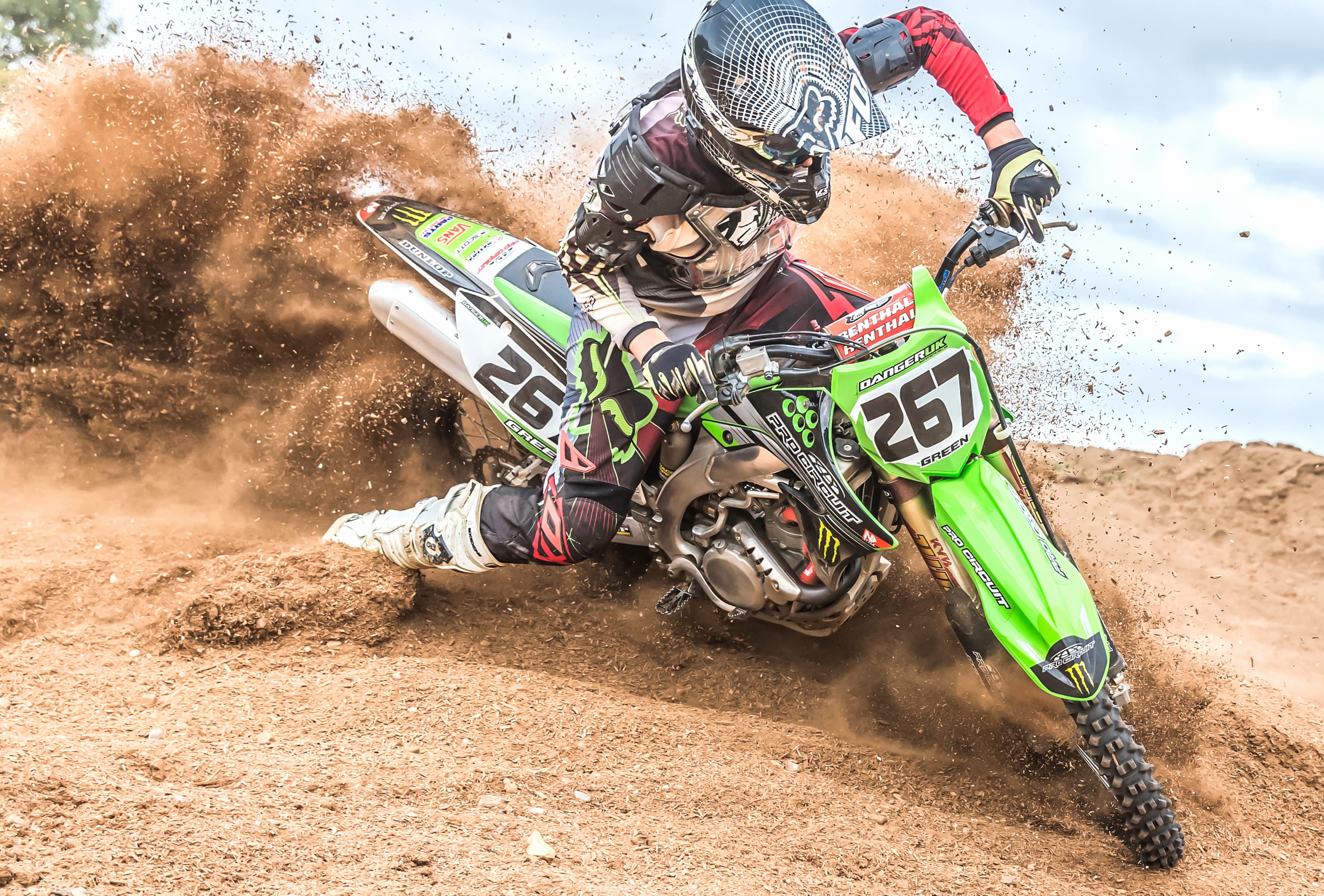 High-Speed Motocross Action at 1152 x 864 size wallpapers HD quality