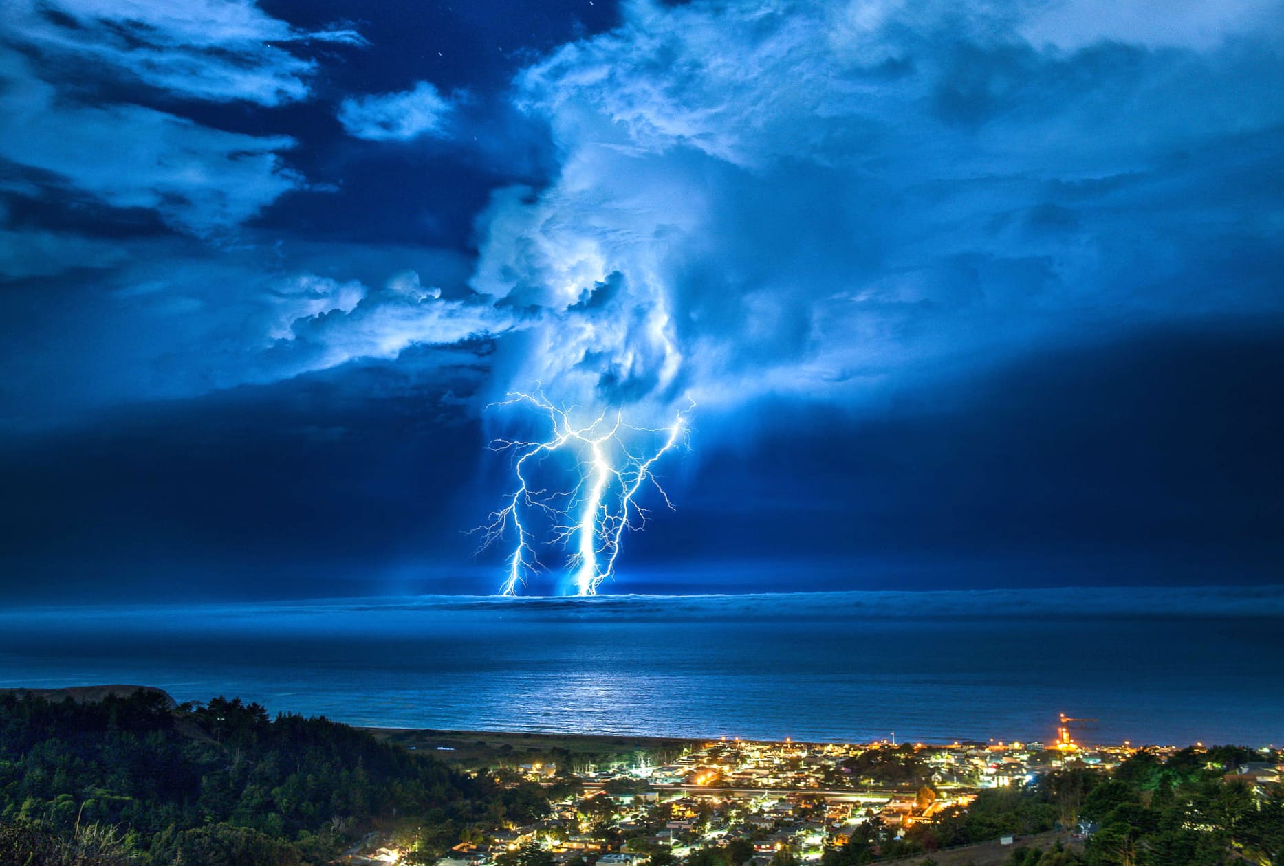 Lightning Dance of Stormy Ocean Skies wallpapers HD quality