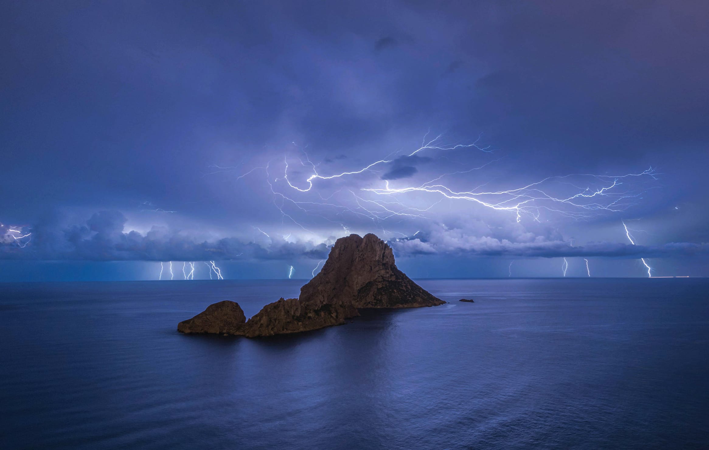 Lightning Over Ocean Horizon at 1334 x 750 iPhone 7 size wallpapers HD quality