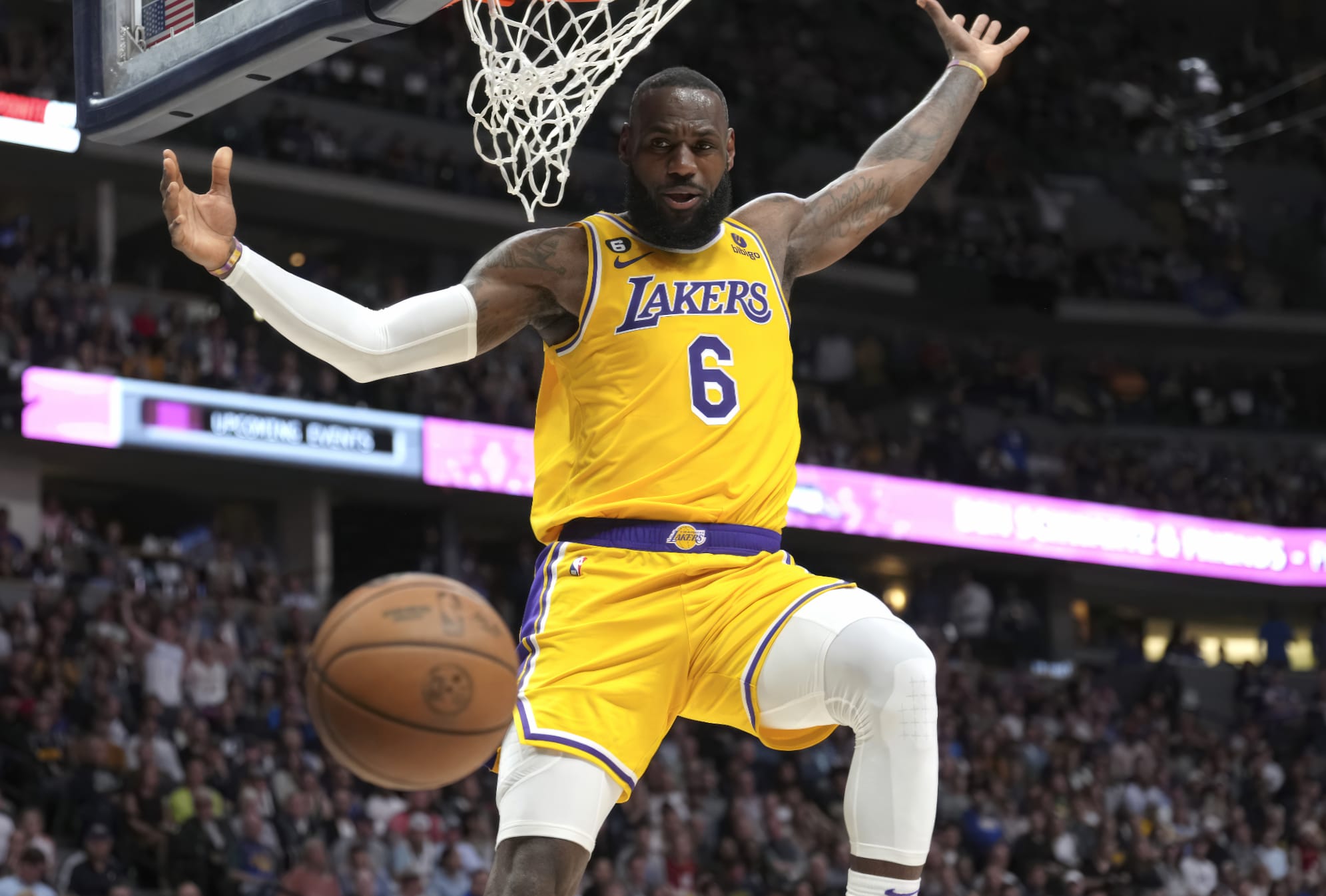 Los Angeles Lakers - Dynamic Basketball Action Shot at 320 x 480 iPhone size wallpapers HD quality