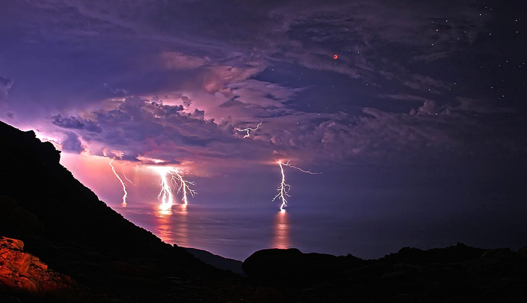 Night Photography Lightning at 640 x 960 iPhone 4 size wallpapers HD quality