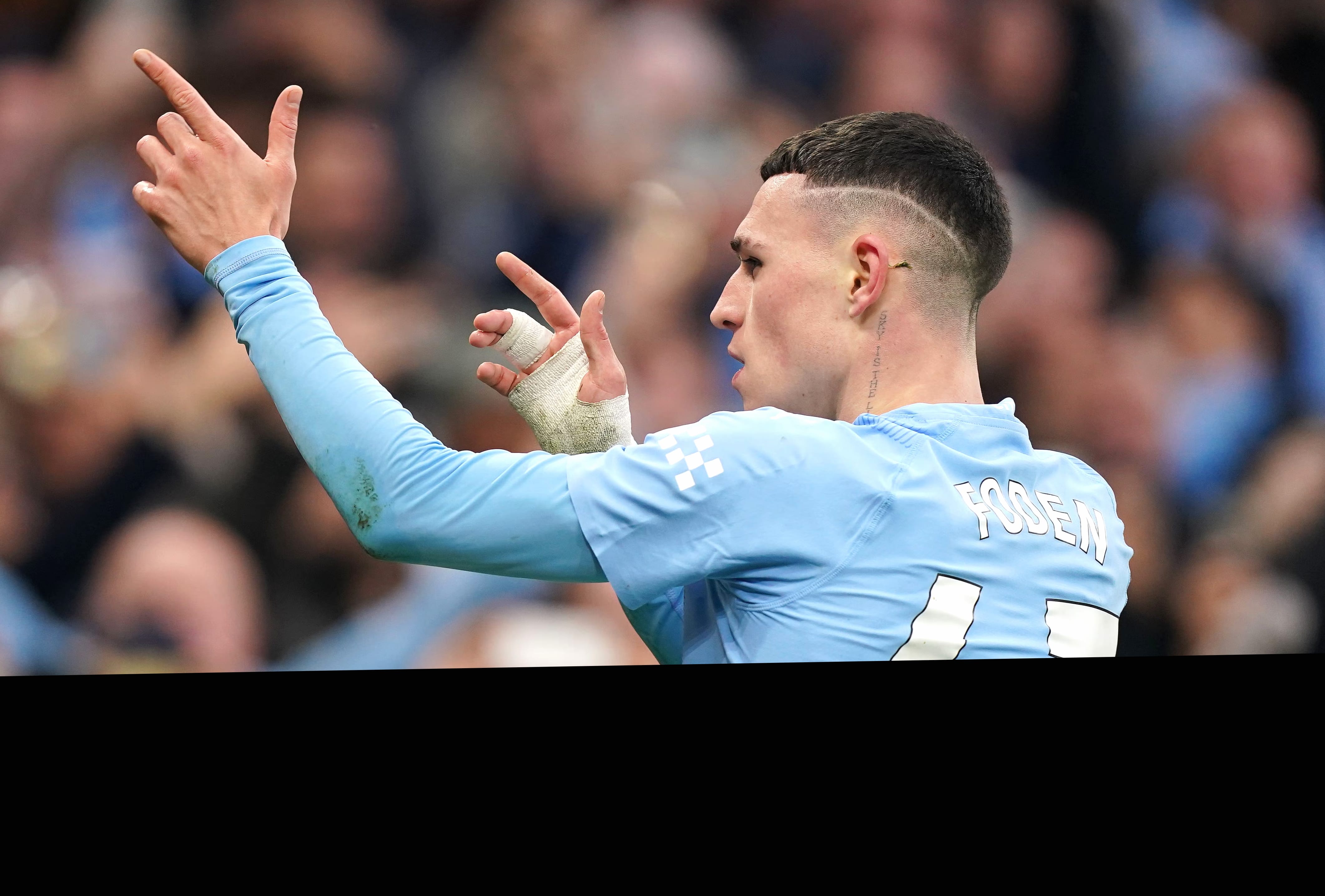 Phil Foden Manchester City Action Shot - HD Soccer Wallpaper wallpapers HD quality