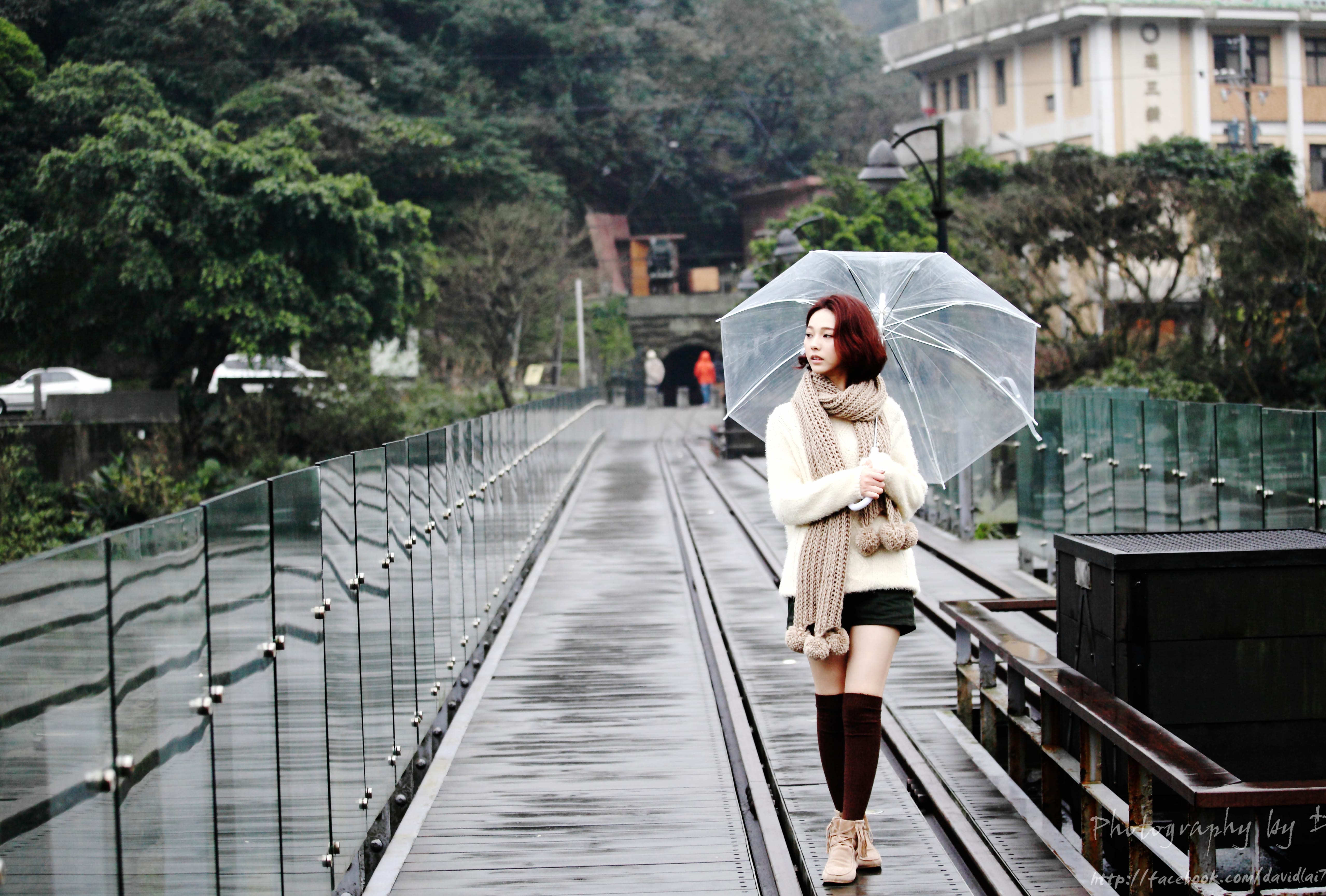 Rainy Stroll HD Taiwanese Model Wallpaper at 1600 x 1200 size wallpapers HD quality