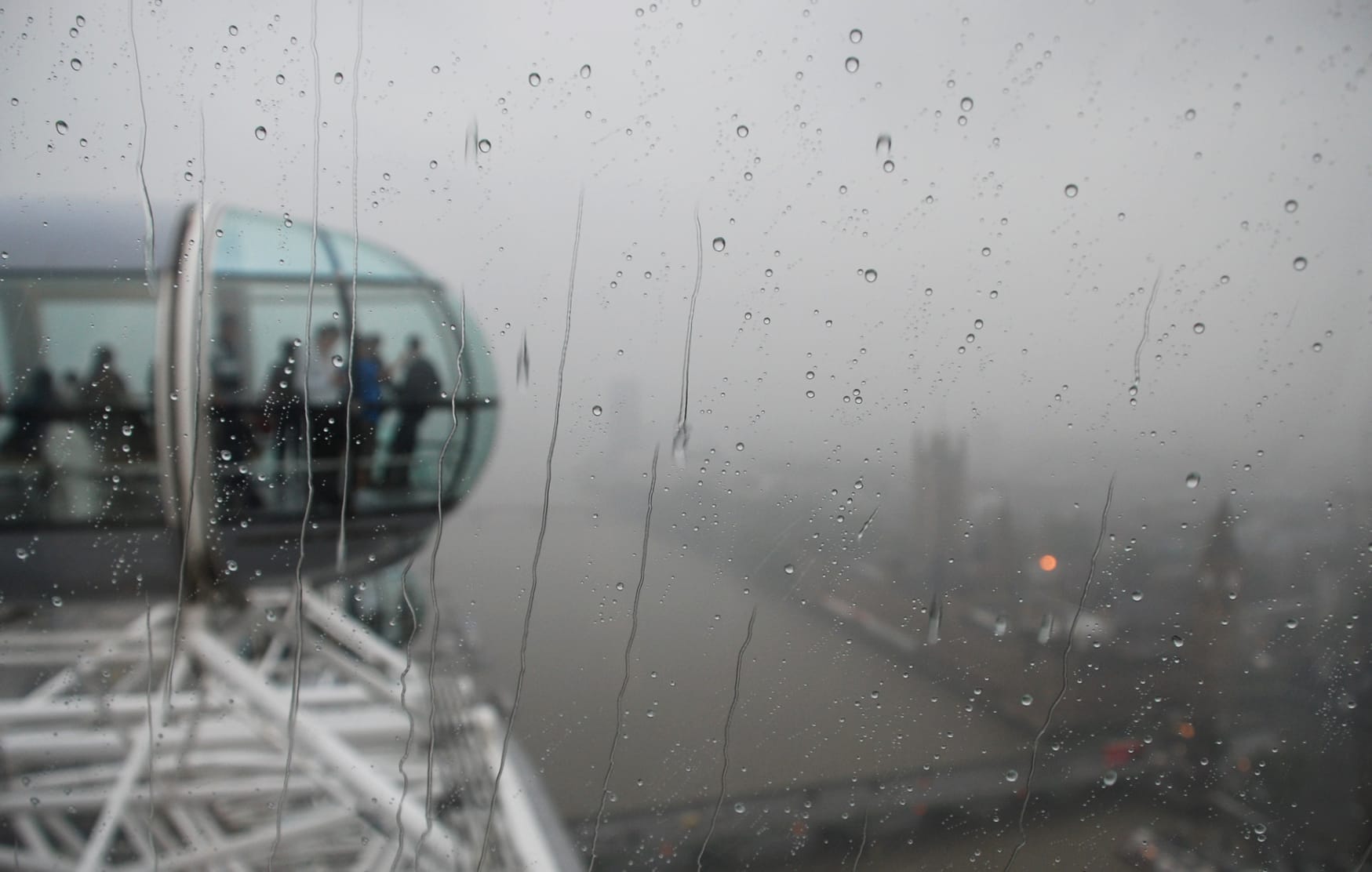 Rainy Thames View A Stunning of London at 1600 x 1200 size wallpapers HD quality