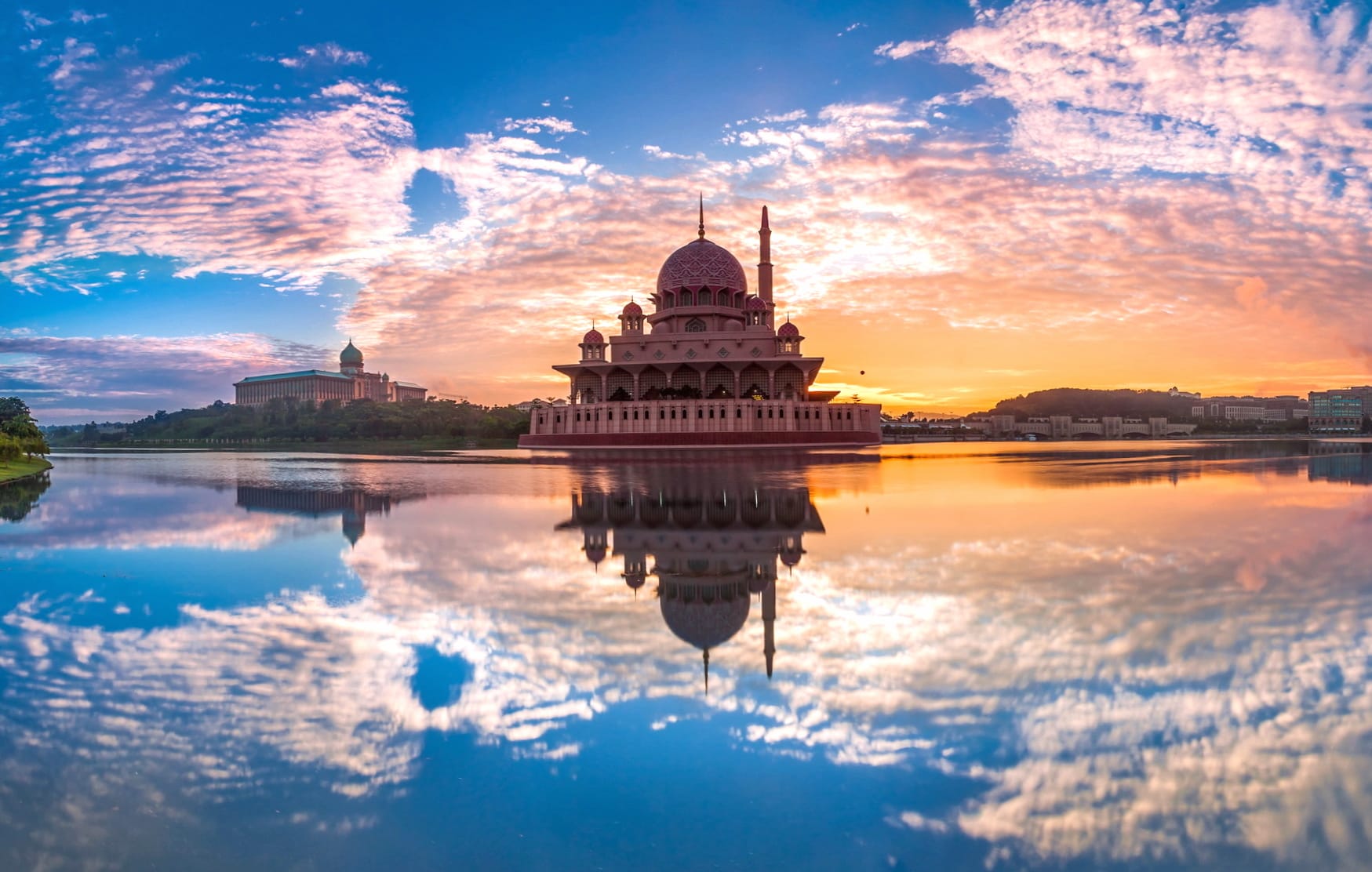 Religious Putra Mosque at 1024 x 768 size wallpapers HD quality