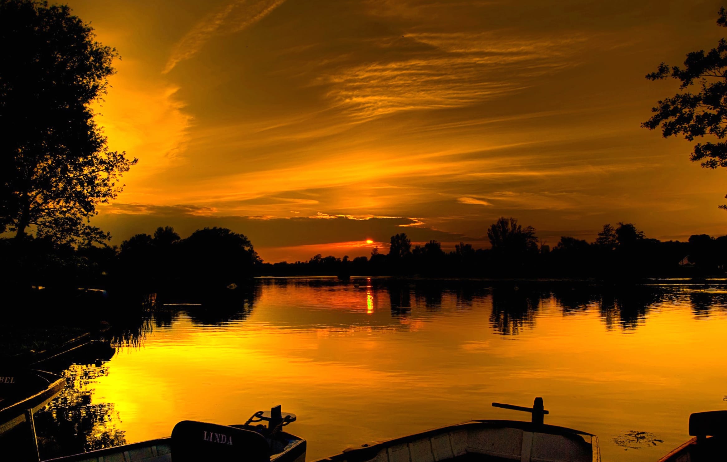 Serene Lake Reflections - wallpapers HD quality