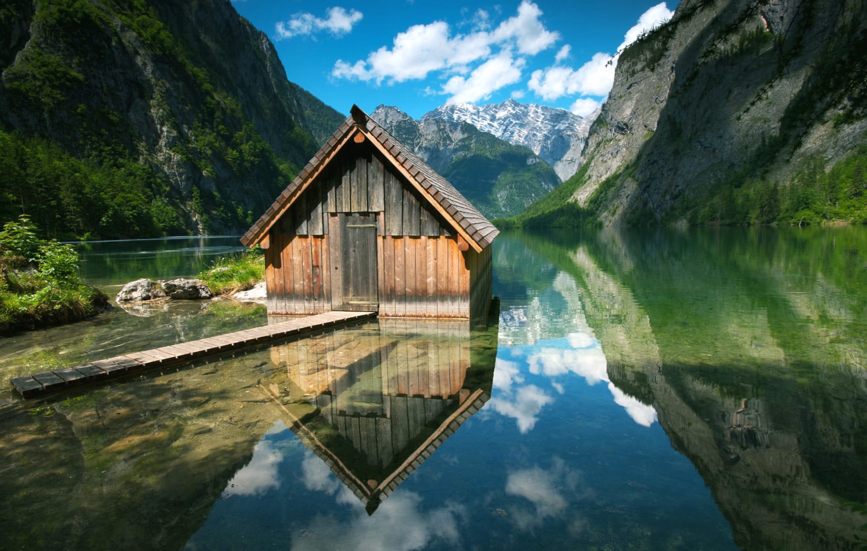 Serene Reflections of a Lake House in Germany wallpapers HD quality