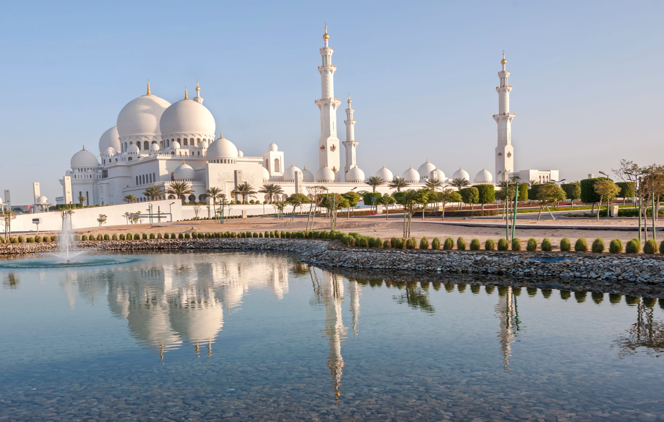 Sheikh Zayed Grand Mosque A Captivating Reflection at 1600 x 900 HD size wallpapers HD quality