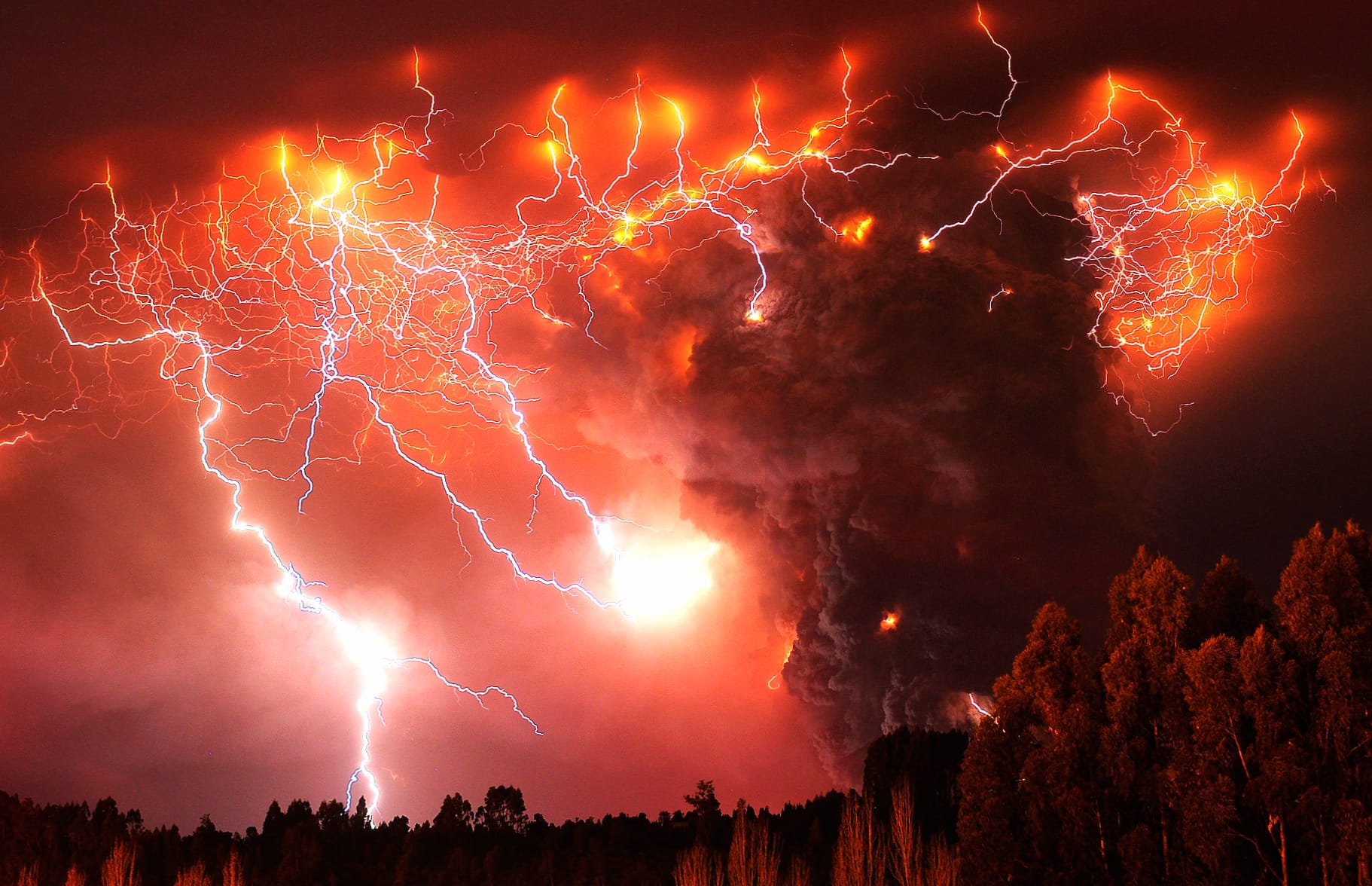 Volcano Lightning Fury - at 640 x 960 iPhone 4 size wallpapers HD quality