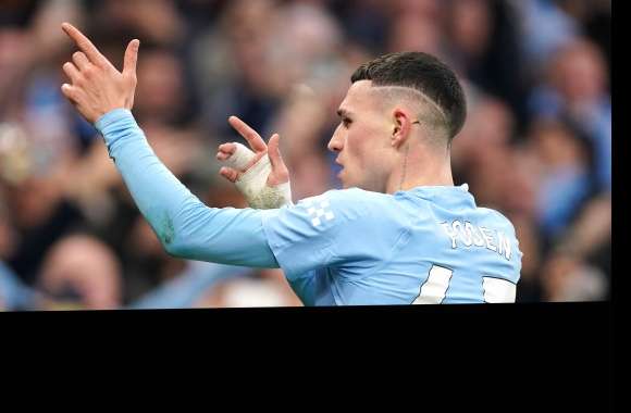 Phil Foden Manchester City Action Shot - HD Soccer Wallpaper